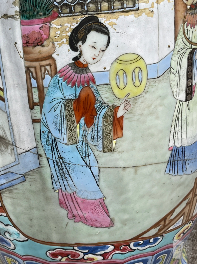 清乾隆 粉彩仕女纹大瓶一对 - 图21